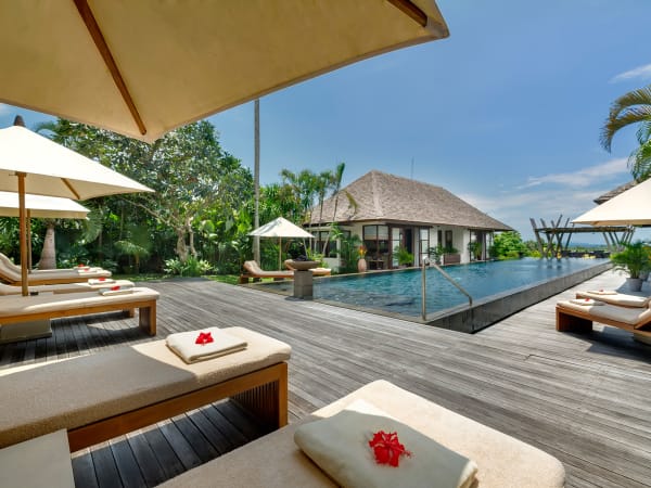 Villa Mandalay - Sun loungers by the pool